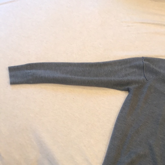 Simple gray sweater - Picture 2 of 4